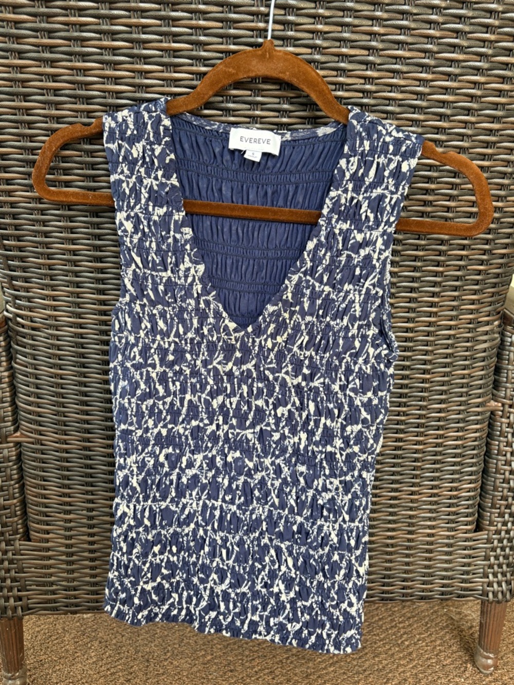 Evereve Navy and White Stretchy Ruched Sleeveless Shirt
